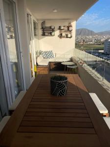 a balcony with a table and a couch at Departamento Aqua La Serena in La Serena