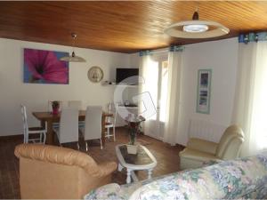 sala de estar con sofá y mesa en Maison La Jonchère, 4 pièces, 6 personnes - FR-1-357-89 en La Jonchère