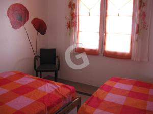 1 dormitorio con 1 cama, 1 silla y ventanas en Maison La Tranche-sur-Mer, 3 pièces, 5 personnes - FR-1-357-91, en La Tranche-sur-Mer