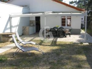 un patio con mesa y sillas frente a una casa en Maison La Tranche-sur-Mer, 3 pièces, 5 personnes - FR-1-357-91, en La Tranche-sur-Mer