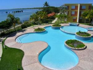 Piscina en o cerca de 2-BR Modern Oceanfront Apt Steps from Playa Sucia