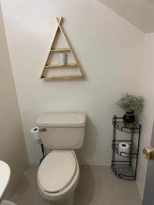 un baño con aseo y una señal de triángulo en la pared en Casa Castaño Cd Jrz en Ciudad Juárez