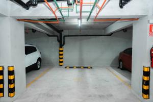 ein Parkhaus mit zwei Autos, die darin geparkt sind in der Unterkunft Hermoso departamento de estreno in Lima