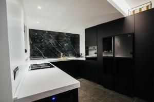 Kuchyňa alebo kuchynka v ubytovaní Apartment Black Diamond