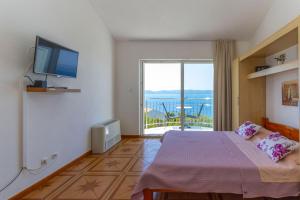 Televízia a/alebo spoločenská miestnosť v ubytovaní Apartments Dream view