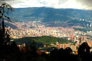 - une vue sur une ville avec des bâtiments et des montagnes dans l'établissement Eco Hostal casa la juana, à Medellín