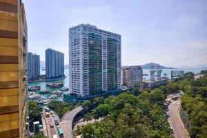 - une vue sur une ville avec des bâtiments et une autoroute dans l'établissement South Nest, à Hong Kong