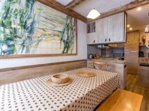 Kuchyň nebo kuchyňský kout v ubytování Charmant appartement rénové avec balcon sud, proche des pistes et commodités à Val-d'Isère - FR-1-694-105