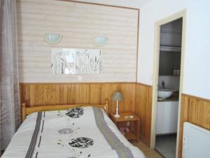 ein Schlafzimmer mit einem Bett und ein Badezimmer mit einem Waschbecken in der Unterkunft Appartement Villard-de-Lans, 2 pièces, 4 personnes - FR-1-689-114 in Villard-de-Lans