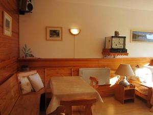 ein Wohnzimmer mit einem Tisch und einer Mikrowelle in der Unterkunft Appartement Villard-de-Lans, 2 pièces, 4 personnes - FR-1-689-114 in Villard-de-Lans