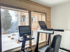 une salle de sport avec un tapis de course et une fenêtre dans l'établissement Appartement Montvalezan-La Rosière, 4 pièces, 8 personnes - FR-1-275-196, à La Rosière