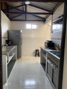 eine große Küche mit Küchengeräten aus Edelstahl in der Unterkunft Destino Nómada Calle 11 n 1-38 in Bogotá