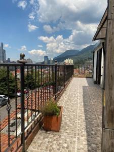een balkon van een gebouw met uitzicht op de stad bij Destino Nómada Calle 11 n 1-38 in Bogota