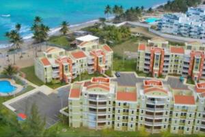 une vue aérienne d'un complexe hôtelier près de la plage dans l'établissement Villas Del Mar Beach Resort, à Loiza