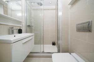 a bathroom with a shower and a toilet and a sink at Your Own House, 2 Bedr, 3 Beds, 2,5 Bath, Covent Gdn in London
