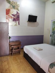 Uma cama ou camas num quarto em Mojokerto Classic Homestay