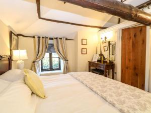 Un dormitorio con una cama grande y una ventana en The Barn en Ashill