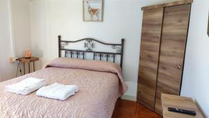 ein Schlafzimmer mit einem Bett mit zwei Handtüchern darauf in der Unterkunft Pirca Hostal in San Pedro de Atacama
