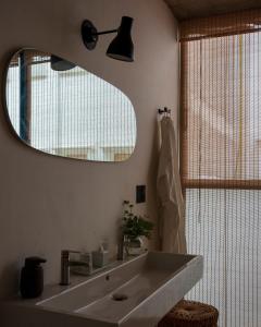 ein Bad mit einem Waschbecken und einem Spiegel in der Unterkunft Casa Pani in Mexiko-Stadt