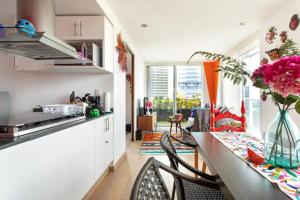 a kitchen with a table and some chairs in a room at Departamento mexicano en Polanco. Pool - gym - parking in Mexico City