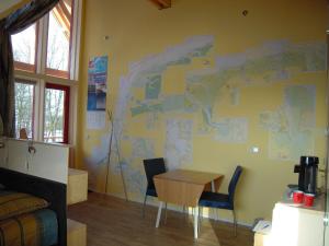 una habitación con una mesa y un mapa en la pared en B&B ZomersBuiten, en Oude Pekela