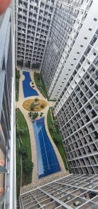 Shore 2 residences condominium游泳池或附近泳池