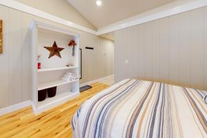 una camera bianca con letto e mensola di Sidewinder Sunshine a Park City