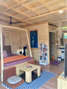ein Zimmer mit einem Bett mit einer Katze drauf in der Unterkunft Love Temple Beach Resort in Arambol