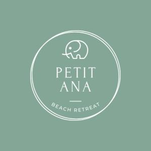 een logo voor een petit ama onderzoeksretraite bij Petit Ana Beach Retreat in Varkala