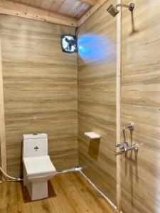 een badkamer met een toilet en een douche bij Love Temple Beach Resort in Arambol