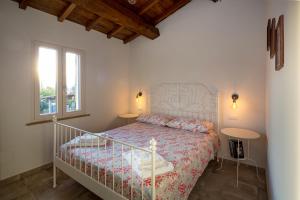 1 dormitorio con cama y ventana en L'ORTIGIANO, en Foligno