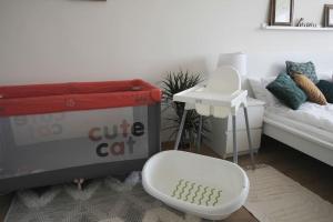 un soggiorno con un divano e una lettiera per gatti di SuperB apartment with incredible view at the best location a Veszprém