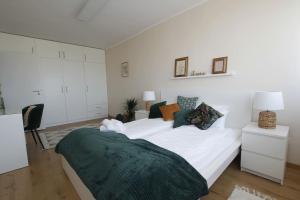 una camera da letto con un grande letto bianco in una stanza di SuperB apartment with incredible view at the best location a Veszprém