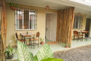 Un patio con una mesa y sillas y una mesa. en Gala Apts, en Santa Teresa Beach