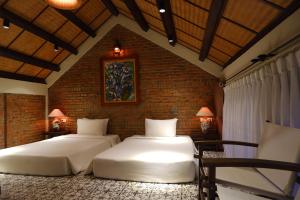 Una cama o camas en una habitación de Nghê Riverside Villa Hoi An