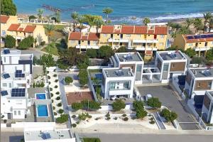 eine Luftansicht einer Villa am Strand in der Unterkunft Villa Mey in Protaras
