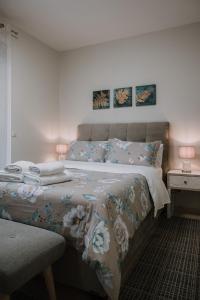 una camera da letto con un grande letto con fiori di Nafplio Pleasure Stay Ι a Nauplia