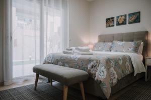 1 dormitorio con 1 cama con silla y ventana en Nafplio Pleasure Stay Ι, en Nauplia