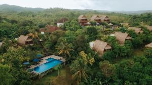 een luchtzicht op een resort in de jungle bij BB Resort Villa and Spa in Nusa Penida