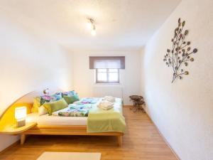 een slaapkamer met een bed in een witte kamer bij Property in Saalfelden in Saalfelden am Steinernen Meer