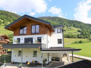 dom z drewnianym dachem w obiekcie Chalet in Bramberg near Wildkogel Arena w mieście Bramberg am Wildkogel