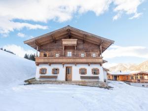 uma casa na neve nas montanhas em Cozy holiday home in Hochfilzen with mountain views em Hochfilzen
