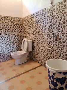 La salle de bains est pourvue d'une douche et de toilettes. dans l'établissement Sing Key Beach, à Masohi