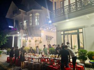 Reštaurácia alebo iné gastronomické zariadenie v ubytovaní Trung Nghĩa Villa 20