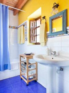 a bathroom with a sink and a mirror and a tub at El Pedrueco turismo rural in Nava