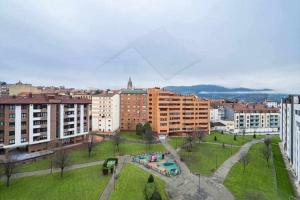 vistas a una ciudad con edificios y un parque en Santo domingo Apartamento, en Oviedo