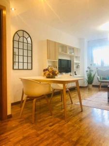 A television and/or entertainment centre at Avenida Apartamento
