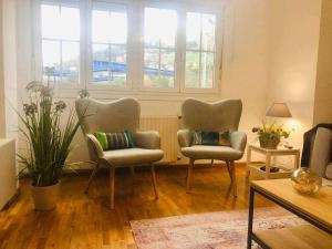 A seating area at Avenida Apartamento