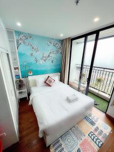 een slaapkamer met een wit bed en een groot raam bij Căn hộ Studio Vinhomes Greenbay cho thuê in Hanoi