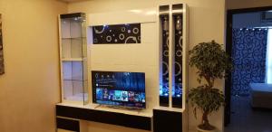 Μια τηλεόραση ή/και κέντρο ψυχαγωγίας στο Sm uptown 1 bedroom condo primamera residence cagayan de oro city